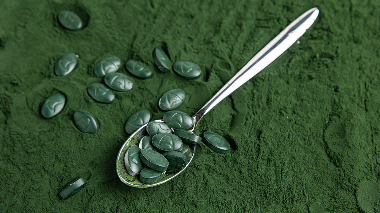 Ústna dutina ako zrkadlo zdravia: Prečo je návrat k živej strave a čistote bez fluóru cestou k nezničiteľným zubom 6 Tip pre hĺbkovú detoxikáciu: Spirulina