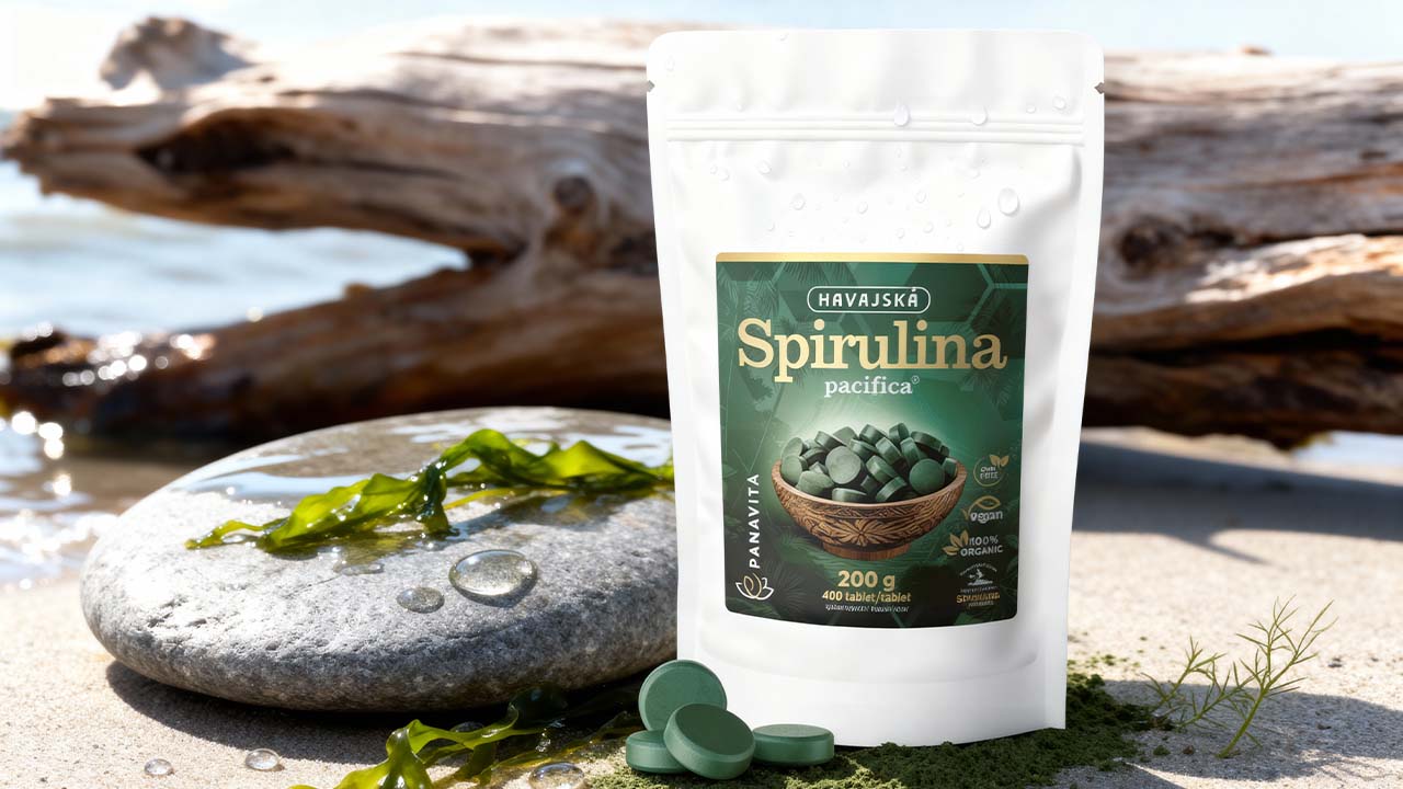 Prečo je havajská spirulina najlepší zdroj vitamínov? 6 Ilustrácia fykocyanínu prechádzajúceho hematoencefalickou bariérou a chrániaceho mozgové bunky pred oxidačným stresom a zápalom, s odkazom na kognitívnu funkciu.