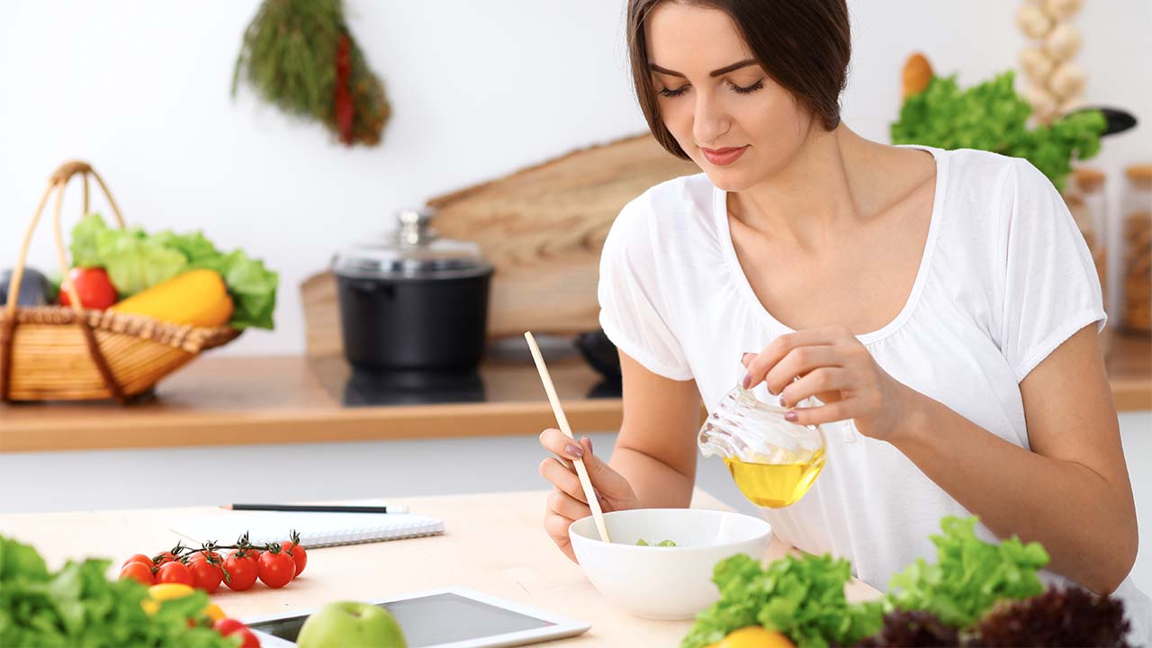 Štýlové stolovanie s dôrazom na potraviny bohaté na vitamín E a omega-3