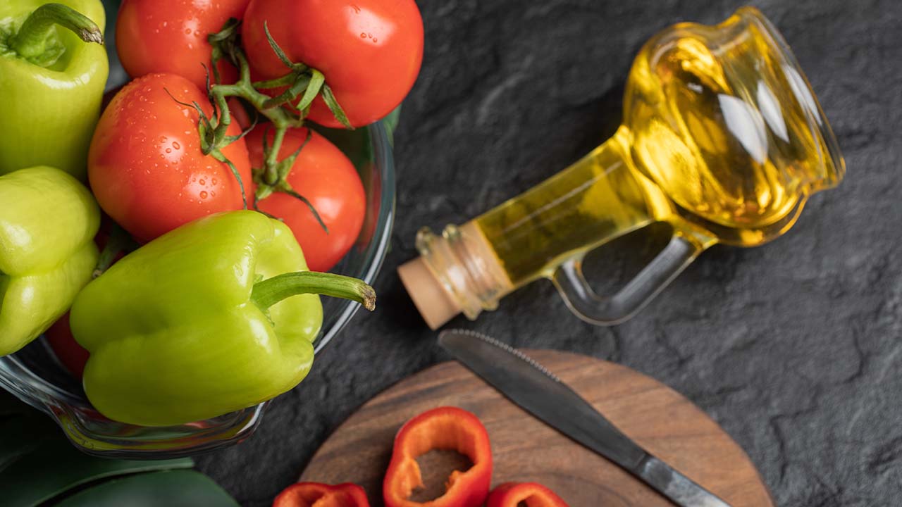 Synergia vitamínov – detailný záber na papriku, citrón a olivový olej