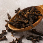 Eugenol: Tíši bolesť a chráni bunky 1 Eugenol z klinčeka tíši bolesť a chráni bunky