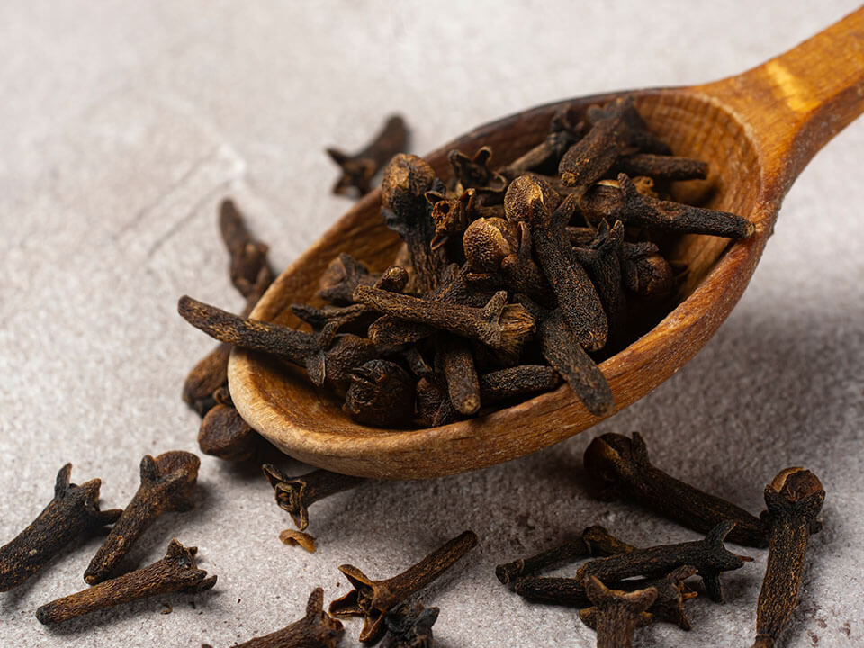 Eugenol z klinčeka tíši bolesť a chráni bunky