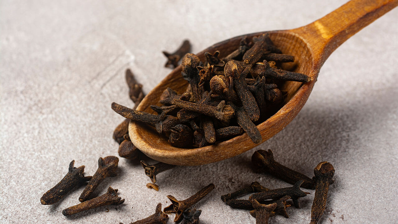 Eugenol z klinčeka tíši bolesť a chráni bunky