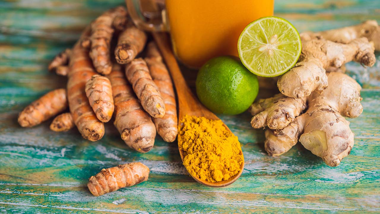 Obnova kĺbov po 50-ke: Ako naštartovať obnovu buniek? 4 Výber protizápalových potravín pre kĺby: kurkuma, zázvor, bobuľové ovocie a listová zelenina.