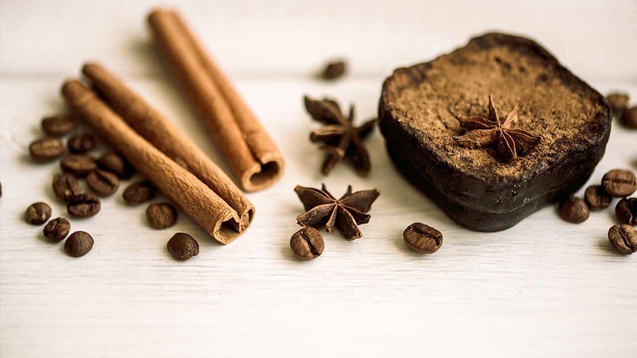 Eugenol: Tíši bolesť a chráni bunky 3 Škorica a muškátový oriešok