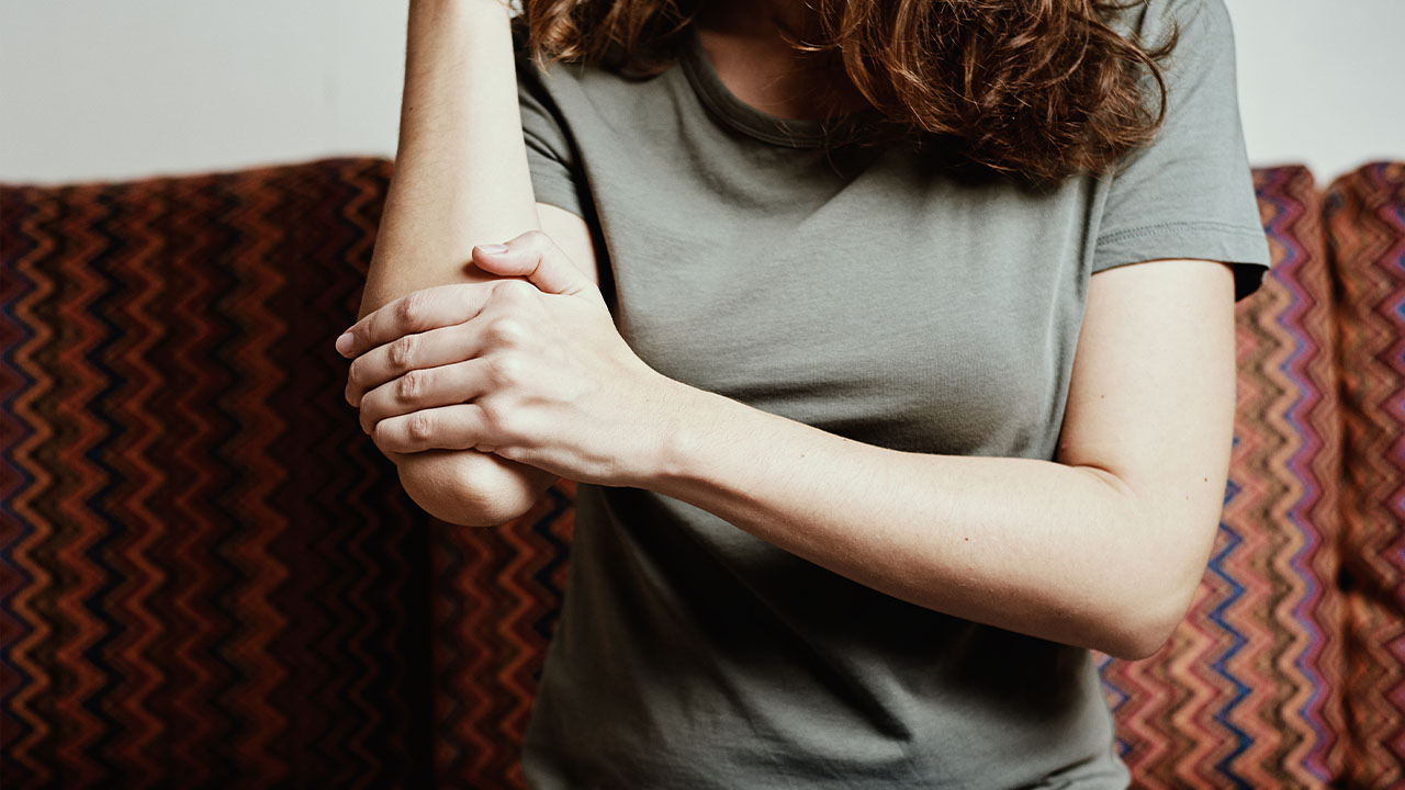 Čo znamená bolesť chrbta na rôznych miestach? 3 Keď bolesť vystreľuje do nôh alebo rúk