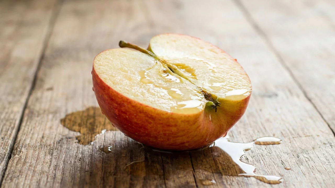 Aká je správna konzumácia jabĺk v zime? 4 Prierez sviežeho zimného jablka s drobnými kvapkami čistej šťavy.